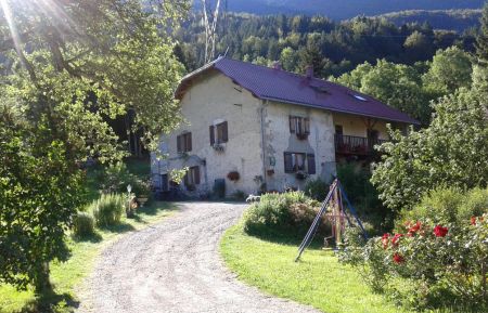 G&icirc;te n&deg;G104010 Ch&eacute;zery-Forens - Ain - G&icirc;te situ&eacute; au rdc de la maison principale des propri&eacute;taires.