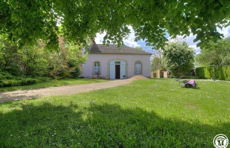 G&icirc;te n&deg;G123002 Cormoranche-sur-Sa&ocirc;ne - Ain - Le G&icirc;te Les Cocottes est mitoyen &agrave; la r&eacute;sidence des propri&eacute;taires. Vue sur les ext&eacute;rieurs de la propri&eacute;t&eacute;
