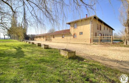Vue d'ensemble sur le Domaine des Pins avec la piscine. Chambre d'hôtes n°G328510 Romans - Ain - Vue d'ensemble sur le Domaine des Pins avec la piscine.
