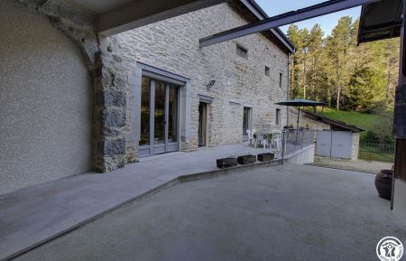 G&icirc;te n&deg;G445010 Villebois - Ain - Une terrasse de 30m&sup2; id&eacute;ale pour les barbecues, que ce soit en famille, entre amis ou entre coll&egrave;gues.