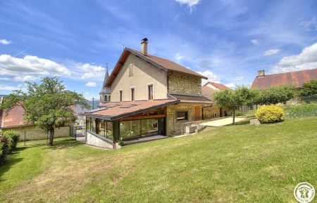 G&icirc;te n&deg;G453010 Arvi&egrave;re-en-Valromey - Ain - Vue sur l'arri&egrave;re du g&icirc;te avec son jardin et ton terrain de boules. 
