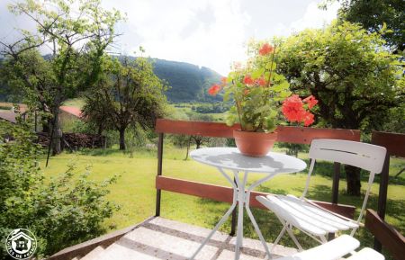 G&icirc;te n&deg;G56002 Boyeux-Saint-J&eacute;r&ocirc;me - Ain - Le petit d&eacute;jeuner au soleil...
