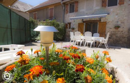 G&icirc;te n&deg;G294001 Peyrieu - Ain - cour int&eacute;rieur