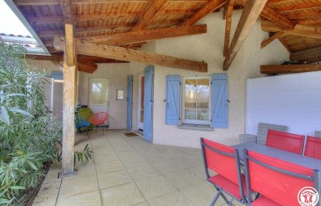 G&icirc;te n&deg;G322010 Reyrieux - Ain - La partie r&eacute;serv&eacute;e au g&icirc;te : terrasse couverte pour profiter des lieux en toute qui&eacute;tude. 