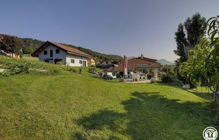 G&icirc;te n&deg;G257060 Montanges - Ain - Vue de loin sur la maison principale et les voisins. 