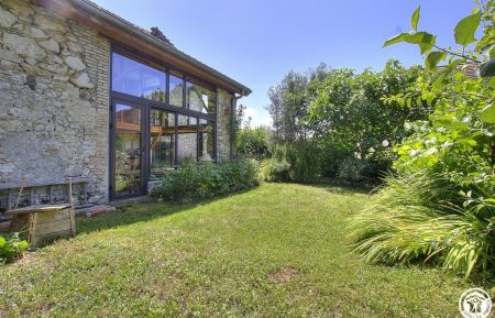 G&icirc;te n&deg;G338001 Grosl&eacute;e-Saint-Benoit - Ain - Jardin &agrave; l'arri&egrave;re