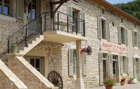 G&icirc;te n&deg;G216002 Lhuis - Ain - G&icirc;te Les Platanes