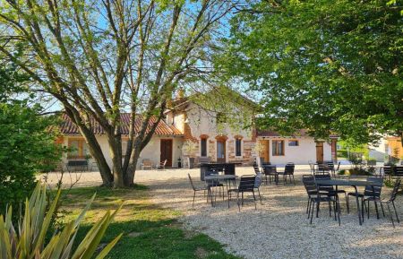 G&icirc;te n&deg;G336021 Saint-Andr&eacute;-sur-Vieux-Jonc - Ain - Devant le g&icirc;te