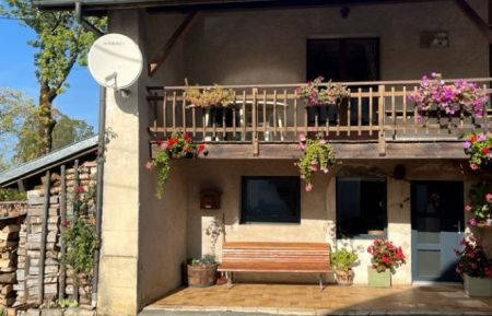 G&icirc;te n&deg;G174030 Giron - Ain - Le g&icirc;te, situ&eacute; au premier &eacute;tage