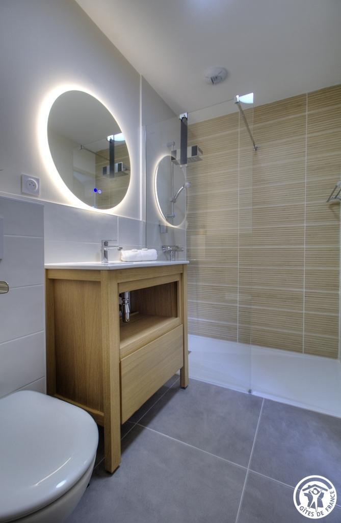 Salle de bain avec WC photo 19