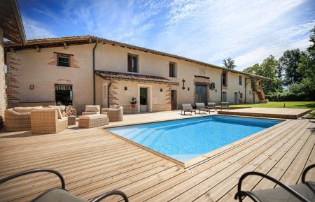 G&icirc;te n&deg;G25050 B&acirc;g&eacute;-Dommartin - Ain - la ferme et sa terrasse 