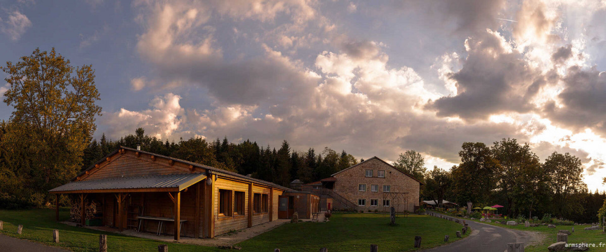 Yourte Espace Rivoire-tipi Et Yourtes à Vieu-d'izenave, Ain