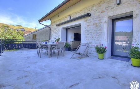G&icirc;te n&deg;G11060 Apremont - Ain - Grande terrasse priv&eacute;e au g&icirc;te avec vue sur le potager des propri&eacute;taires et le village.