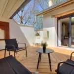 Une petite terrasse couverte et sans vis &agrave; vis.