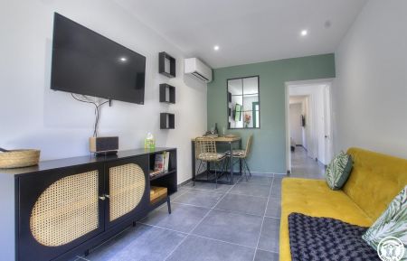 G&icirc;te n&deg;G273040 Neuville-sur-Ain - Ain - L'espace salon et son canap&eacute; pour une personne. 