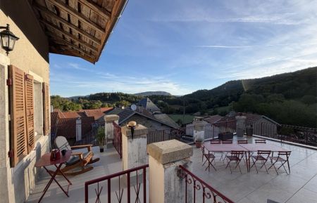 G&icirc;te n&deg;G13021 Arandas - Ain - Lev&eacute; de soleil sur la terrasse