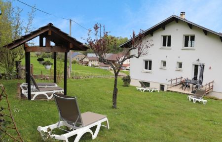 G&icirc;te n&deg;G12020 Aranc - Ain - Le jardin &agrave; l'arri&egrave;re de la maison