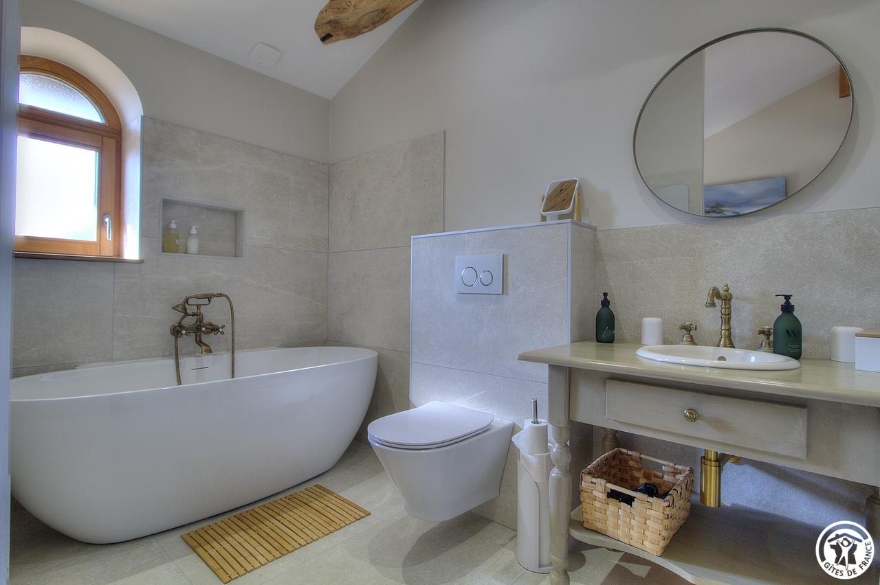 Envie d'une baignoire ? Alors la chambre Eugénie est faite pour vous.... photo 5