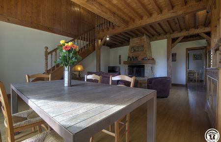 G&icirc;te n&deg;G417010 Plateau d'Hauteville - Ain - Coin repas dans le prolongation du salon