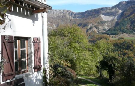 G&icirc;te n&deg;G104020 Ch&eacute;zery-Forens - Ain - Le Tilleret en automne