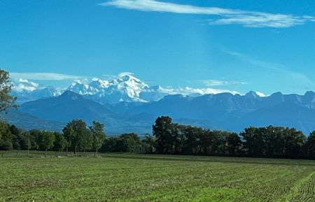 Une vue sur le Mont Blanc et à 15 minutes de l'aéroport de Genève et 20 minutes du centre ville de Genève Gîte n°G173010 Gex - Ain - Une vue sur le Mont Blanc et à 15 minutes de l'aéroport de Genève et 20 minutes du centre ville de Genève