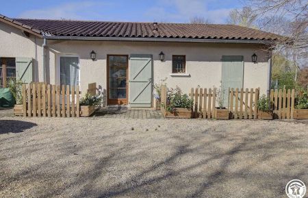 G&icirc;te n&deg;G52002 Bouligneux - Ain - Depuis la cour, une porte qui donne acc&egrave;s aux deux g&icirc;tes. 