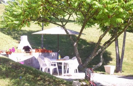 G&icirc;te n&deg;G35042 Belleydoux - Ain - terrasse avec barbecue