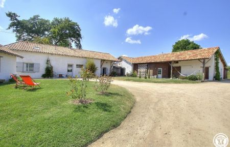G&icirc;te n&deg;G365001 Saint-Jean-sur-Veyle - Ain - Vue d'ensemble sur la propri&eacute;t&eacute; comprenant la maison des propri&eacute;taires, le g&icirc;te et la maison des enfants. 
