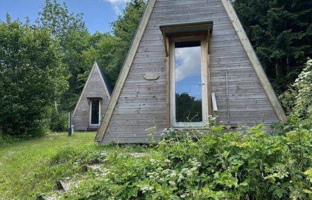 YourteG441402 Vieu-d'Izenave - Ain - 2 des 3 Tipis bois 