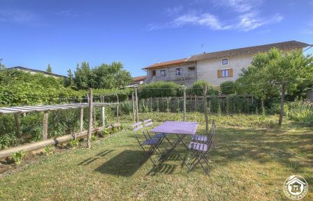 G&icirc;te n&deg;G99010 Chazey-sur-Ain - Ain - C&ocirc;t&eacute; Jardin avec vue sur la maison en cours de r&eacute;novation fa&ccedil;ade (&agrave; gauche).